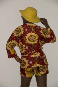 Een kimono met een korte broek. Ook een Vliscostof uit de collectie ‘Voilà for you’. De stof is een heerlijk soepele katoen zodat deze kimono luchtig valt. Ideaal voor in de vakantiekoffer voor als je op weg gaat naar een warm land | Naai- en verstelwerk
