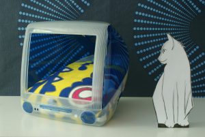 Een kussen gemaakt van Ikea-stof voor een omgebouwde iMac (nu een kattenmand). De tekening is gemaakt door Luc Tijssen | Naai- en verstelwerk