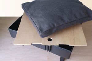 Een kussen gemaakt van een taupekleurige, stevige linnen stof. Een oude koffer van een typemachine die is omgebouwd tot een kattenmand. Deze wordt te koop aangeboden op Etsy | Naai- en verstelwerk
