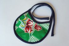 Babyslab van Mexicaans tafelzeil met een kleurig randje. Handig om mee te nemen en te gebruiken bij een tussendoortje (fruithapje).